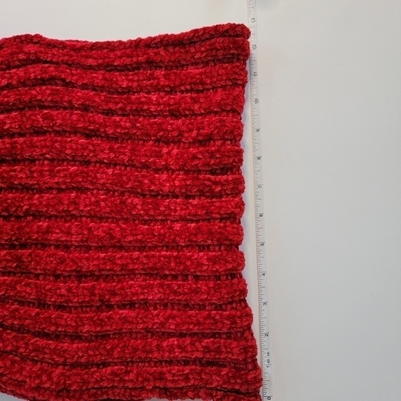 Talbots Red Chenille Like Knit Faux Fur Pom Pom Hat & Scarf Set - Picture 3 of 7